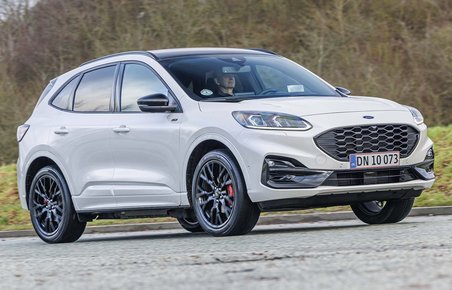 Ford Kuga kører på en landevej med træer i baggrunden