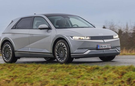 Elbilen Hyundai Ioniq 5 kører på landevej i gråvejr