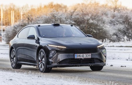 Elbilen Nio ET7 kører på vej med sne i baggrunden