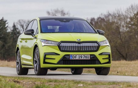 Skoda Enyaq Coupé RS kører på en vej med træer i baggrunden