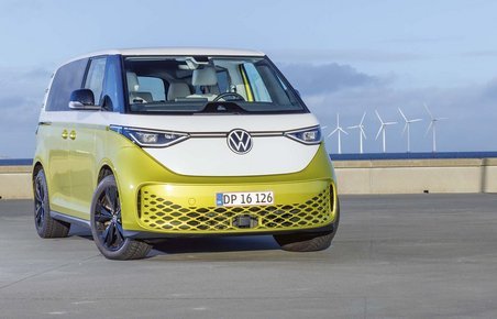 VW ID. Buzz på Amager Strandpark med vindmøller i baggrunden