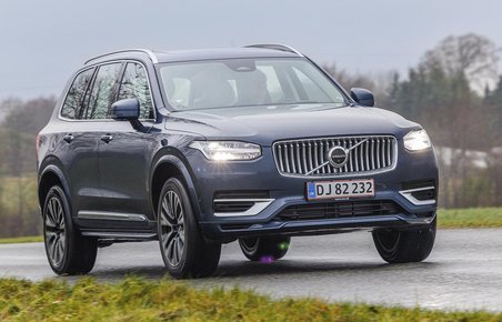E mørke Volvo XC90 kører på landevej på en gråvejrsdag
