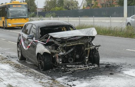 BMW står udbrændt ved motorvej