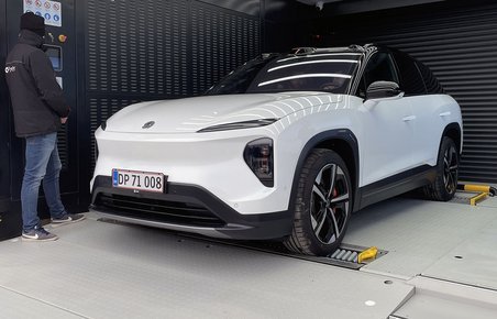 Nio EL7 holder inde i en batteriskiftestation. 