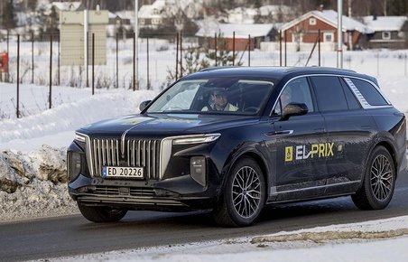 Elbilen Hongqi E-HS9 på vintervej i Norge.