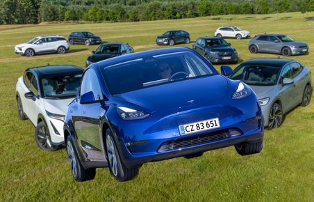 Her ser du en blå Tesla Model Y. 