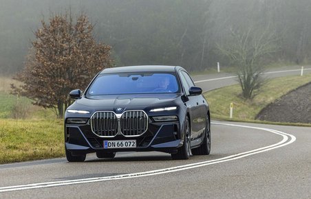 BMW i7 kører på snoet vej i tåget vejr
