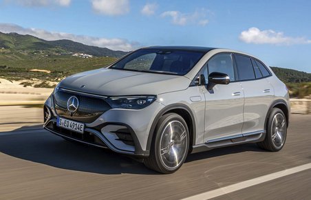 Mercedes EQE SUV kører på landevej