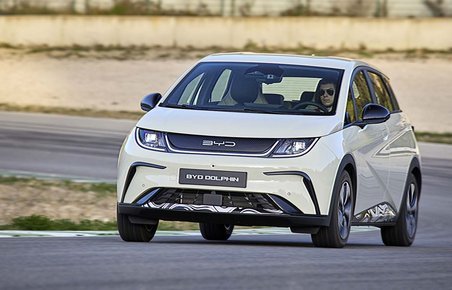 BYD Dolphin elbiler kører på en racerbane