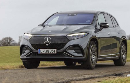 Mercedes-EQ EQS SUV kører på en landevej i gråvejr