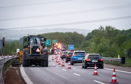Biler kører forbi vejarbejde