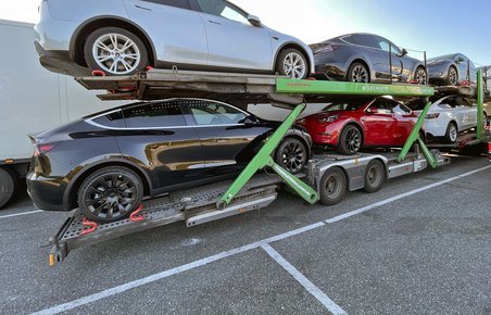 Tesla Model Y på autotransporter