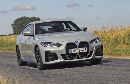 BMW i4 set forfra, mens den kører på en landevej