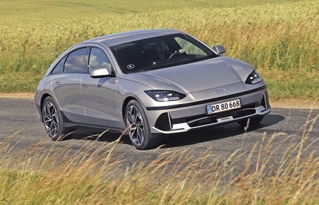 En Hyundai Ioniq 6 elbil kører på en landevej