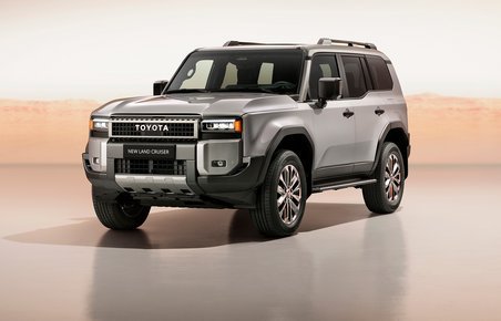 Toyota Land Cruiser i grå, set skråt forfra.