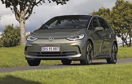 Elbilen VW ID.3 kører på landevej med træer i baggrunden.