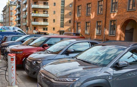 Parkerede elbiler ved ladestandere