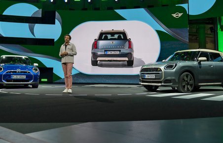 Mini Cooper og Countryman på scenen.