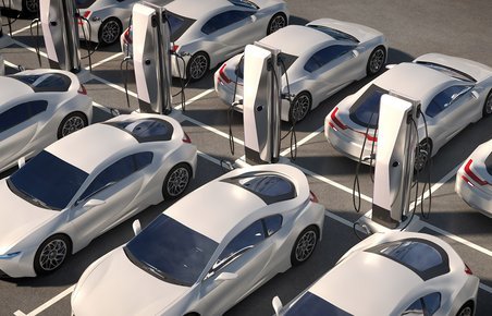 Elbiler er parkeret på parkeringsplads og lader op. 