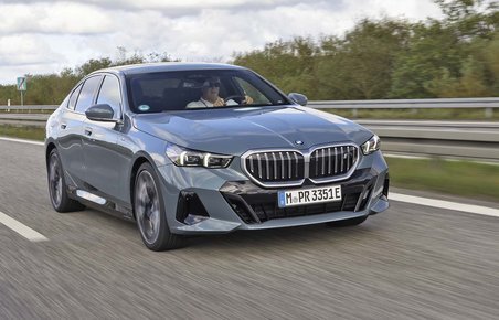 Elbilen BMW i5 kører på en motorvej