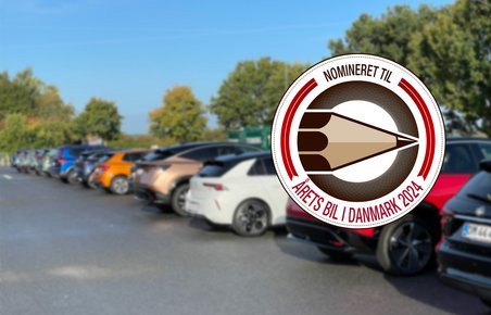 Årets Bil 2024-logo med biler i baggrunden.