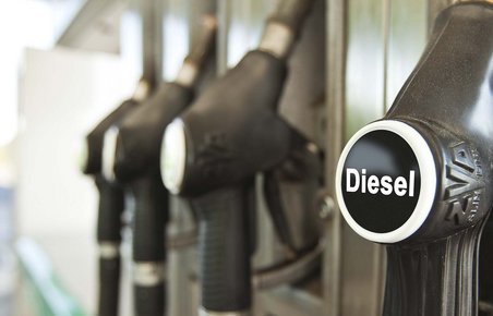 Tre tankpistoler med diesel på række.