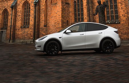 Tesla Model Y foran kirke.