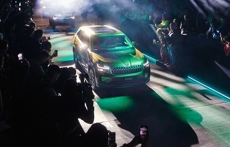 Skoda Enyaq kører ind på scenen.