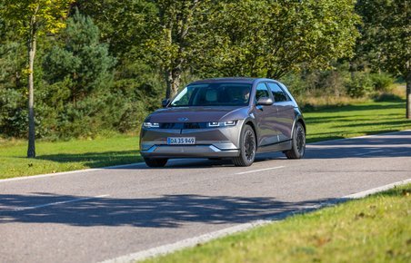Hyundai Ioniq 5 kører på vej