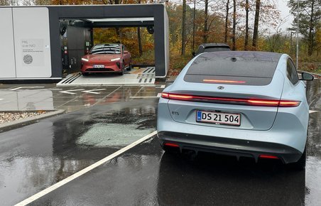 Blå Nio foran batteriskiftestation.