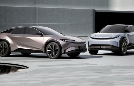 To fremtidige Toyota-modeller på fliser.