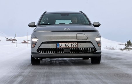Sølvgrå Hyundai Kona set lige forfra på en snedækket vej