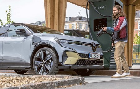 Ung mand skal lade elbil ved Clever-ladestation
