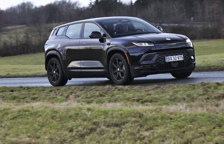 Sort Fisker Ocean kører på asfaltvej. 