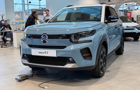 Citroën C3 lyseblå forfra.