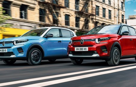 Blå og rød Citroën C3 forfra.