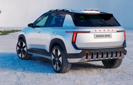 Sølvgrå Skoda Epiq bagfra.