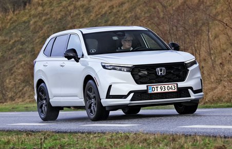 Hvid Honda CR-V kører på en landevej