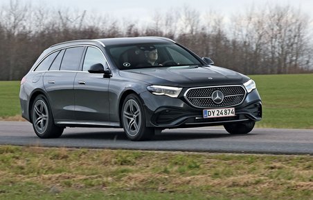 En sort Mercedes E300 kører på en landevej