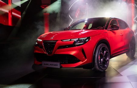 Alfa Romeo Milano på scene oplyst af projektøre
