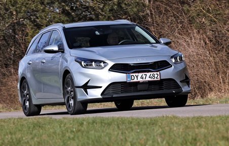 Kia Ceed SW kører på landevej