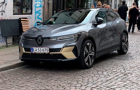 Renault Megane set forfra holdende på brosten.