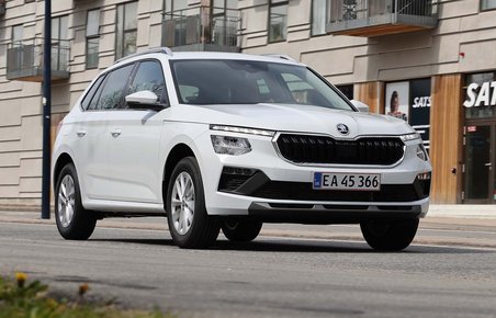 Skoda Kamiq set forfra foran en bygning