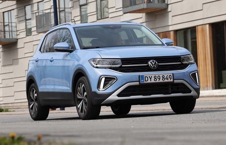 VW T-Cross set forfra, mens den kører i en by