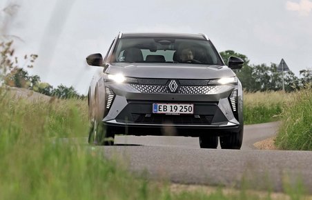 Renault Scenic set forfra, mens den kører på en landevej