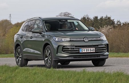 VW Tiguan set forfra, mens den kører på en landevej