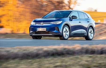 Blå VW ID.4 kørende set skråt forfra.