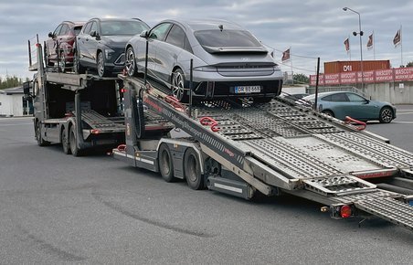 Elbiler på autotransporter.
