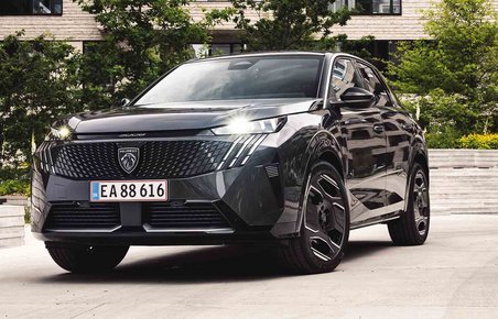 Peugeot E-3008 set forfra i bymiljø