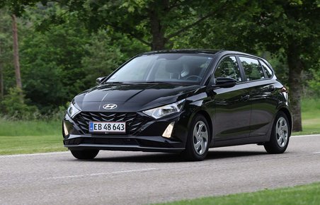Sort Hyundai i20 kører på vej